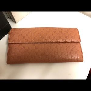 100% auth Gucci nude guccissima leather wallet